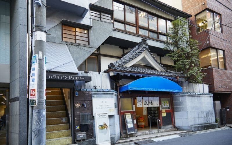 有形文化財「燕湯」の上階にWAIOLIの工房があります